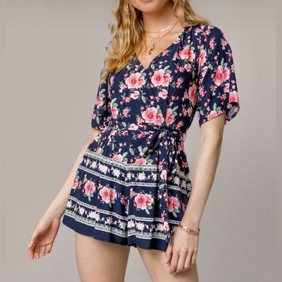 Francesca’s Trixxi Coral & Navy Blue Rose Floral Romper Size Medium - Picture 1 of 16